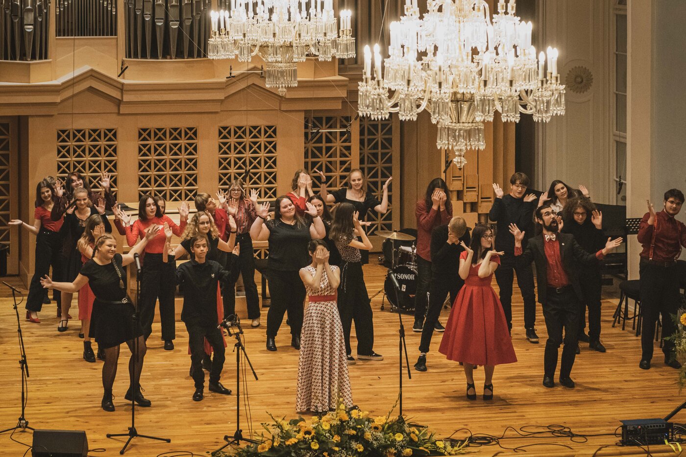 Flashmob HM pro rok 2022: "Shiny Happy People" (choreografie: Martina Náhlíková, Lukáš Smrkovský a Laura Marie Smrkovská)