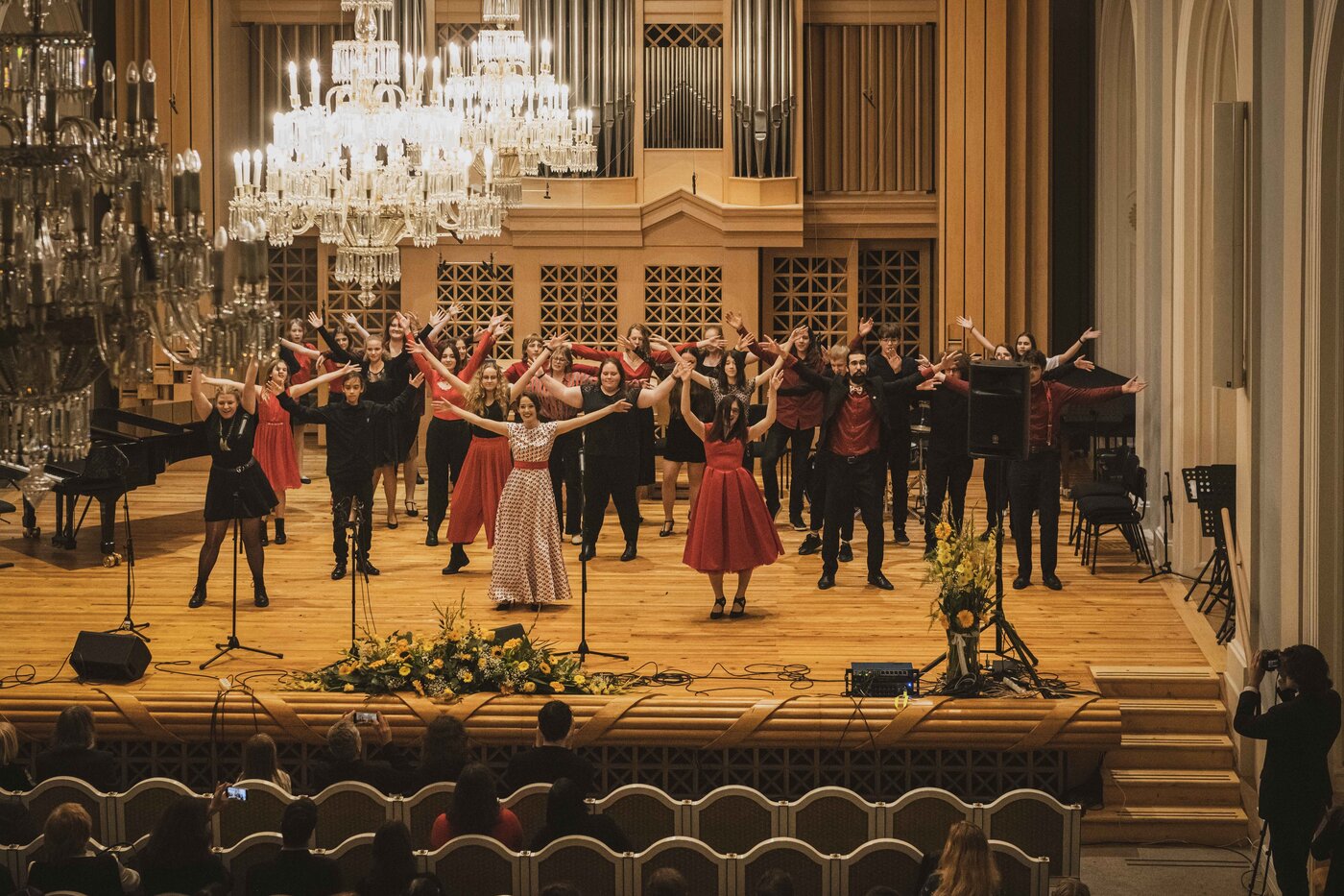 Flashmob HM pro rok 2022: "Shiny Happy People" (choreografie: Martina Náhlíková, Lukáš Smrkovský a Laura Marie Smrkovská)